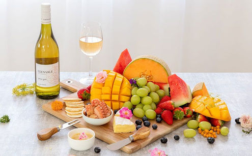 Fruit plate with Pinot Gris