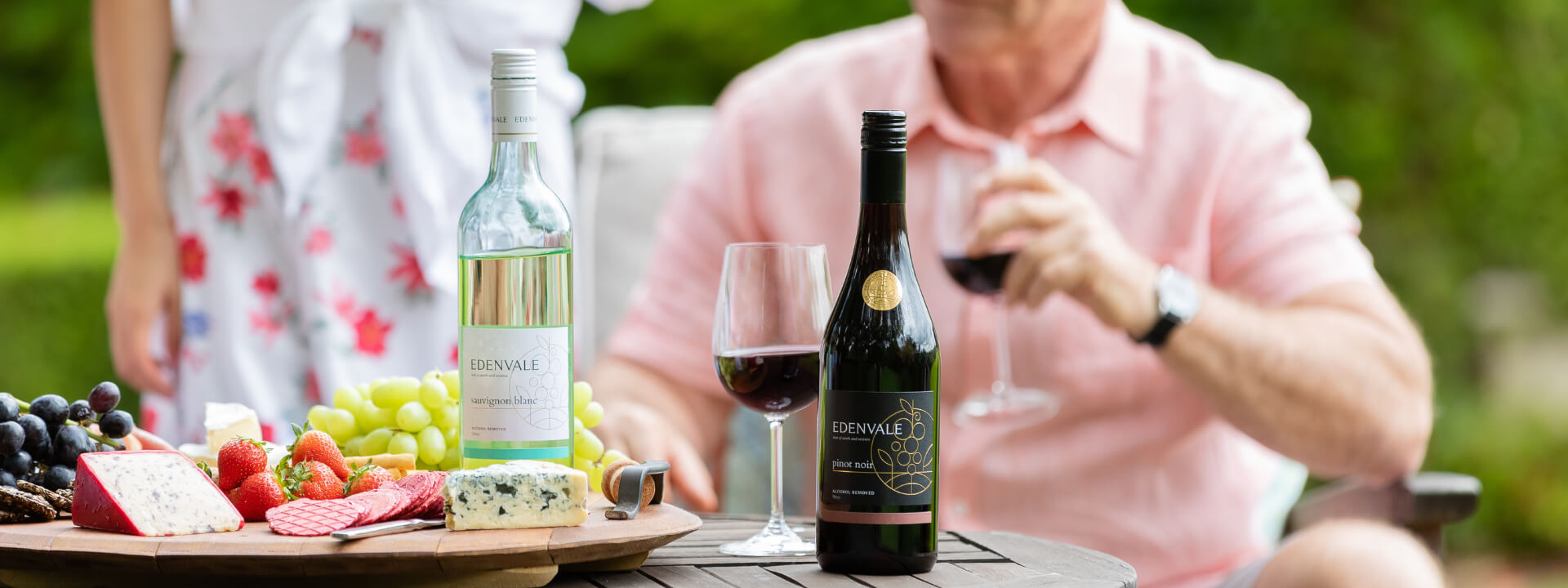 Cheese board paired with non-alcoholic Sauvignon blanc white wine and Pinot noir red wine