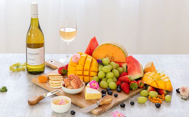 Fruit plate with Pinot Gris